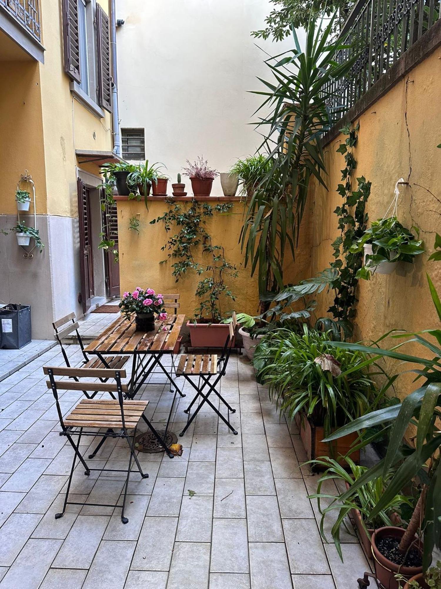One-Bedroom Apartment With Patio Firenze Bagian luar foto