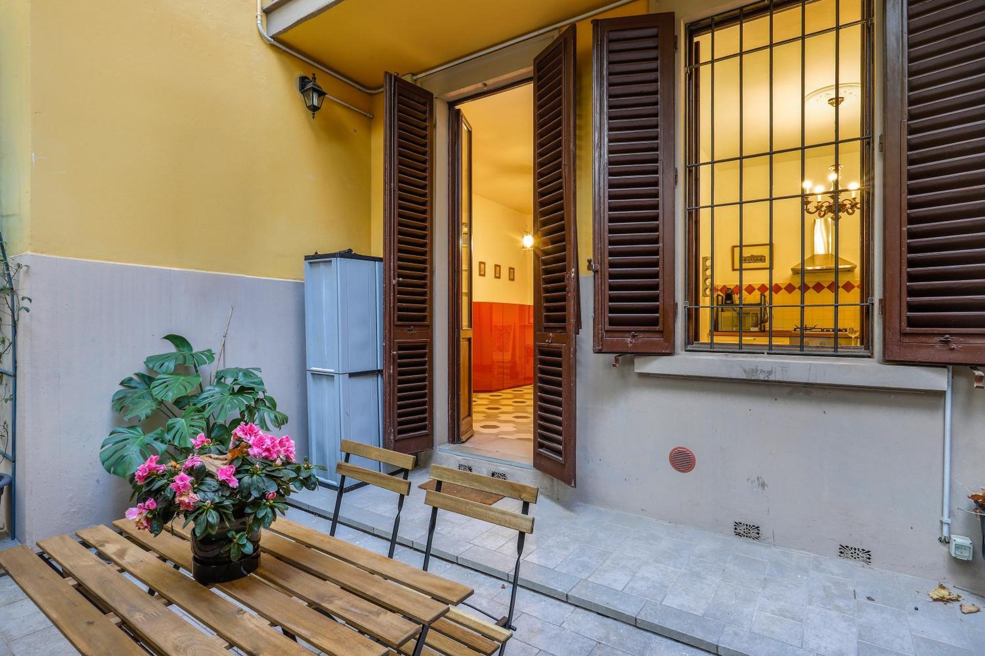 One-Bedroom Apartment With Patio Firenze Bagian luar foto