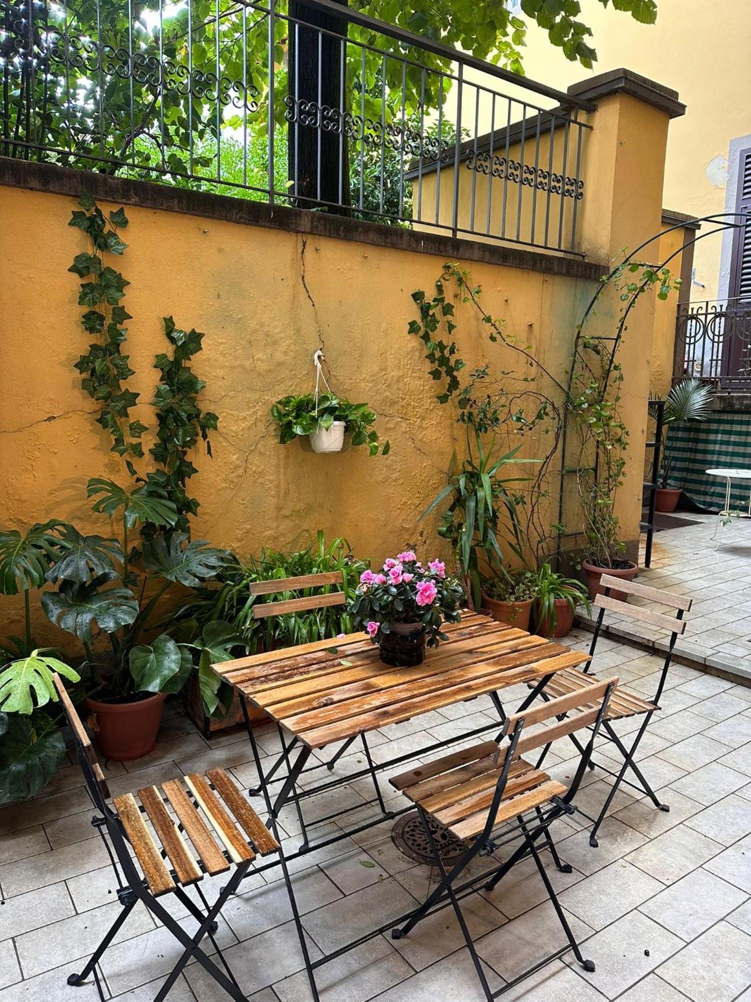 One-Bedroom Apartment With Patio Firenze Bagian luar foto